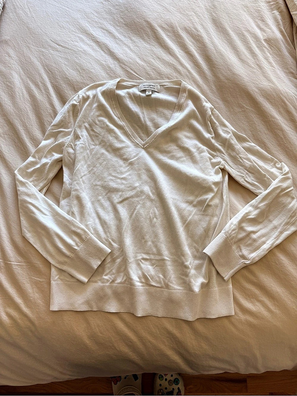 Banana Republic Forever V-Neck Sweater in White, Small